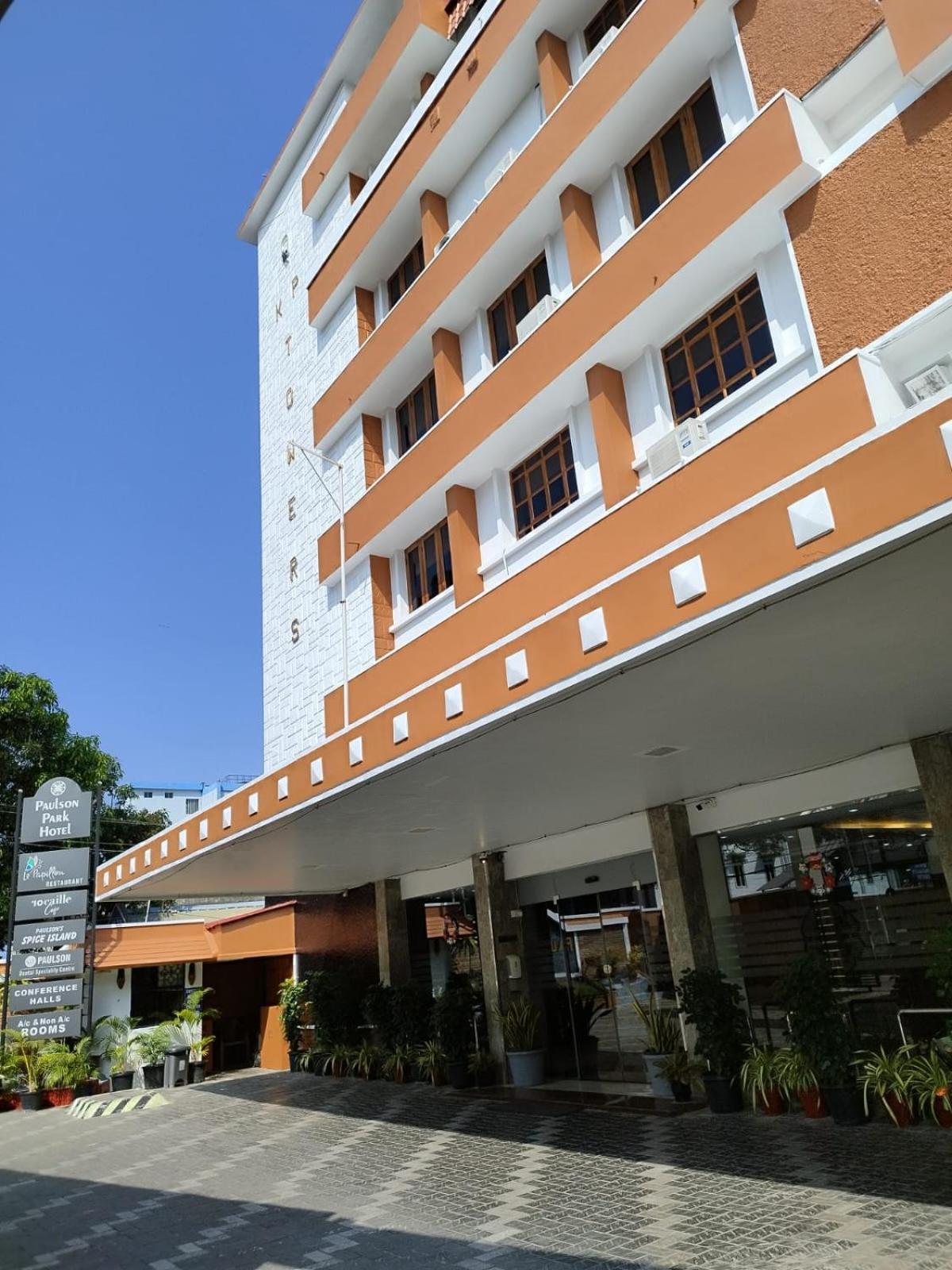 Paulson Park Hotel Kochi Exterior photo